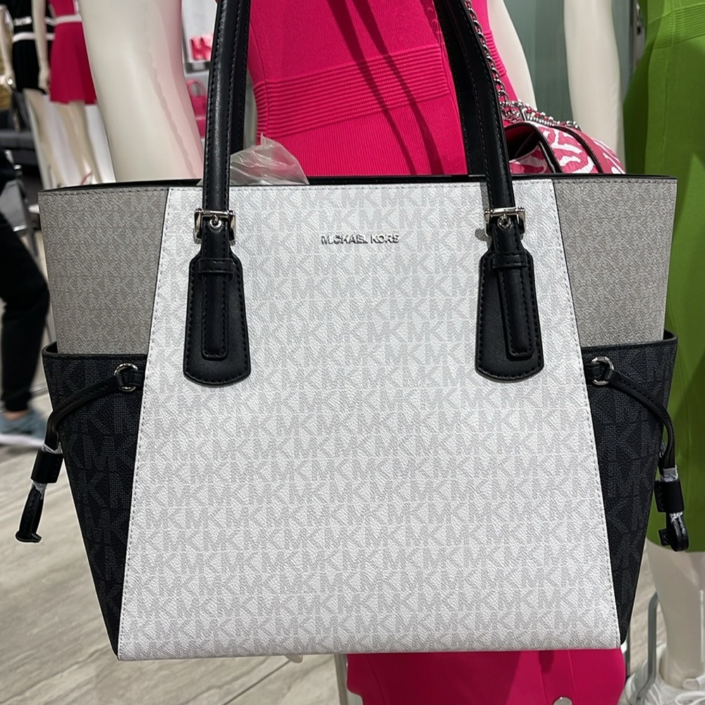 Michael Kors Voyager Large Color-Block Signature Logo Tote Bag
Optic White NWT - Picture 16 of 16